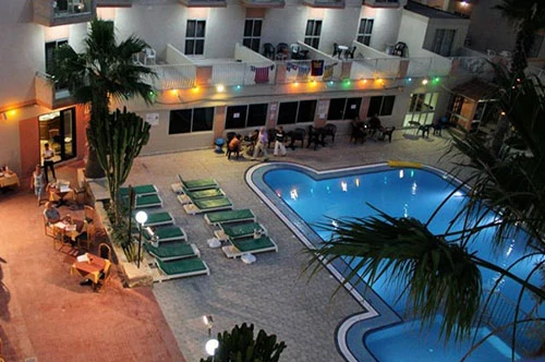 Pebbles Resort Hotel in Bugibba: The courtyard and outdoor pool.