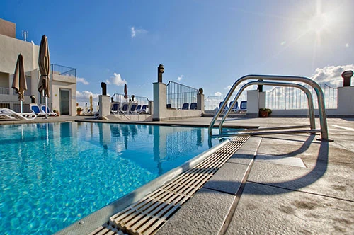 Outdoor pool at the Santana Hotel in Buġibba.